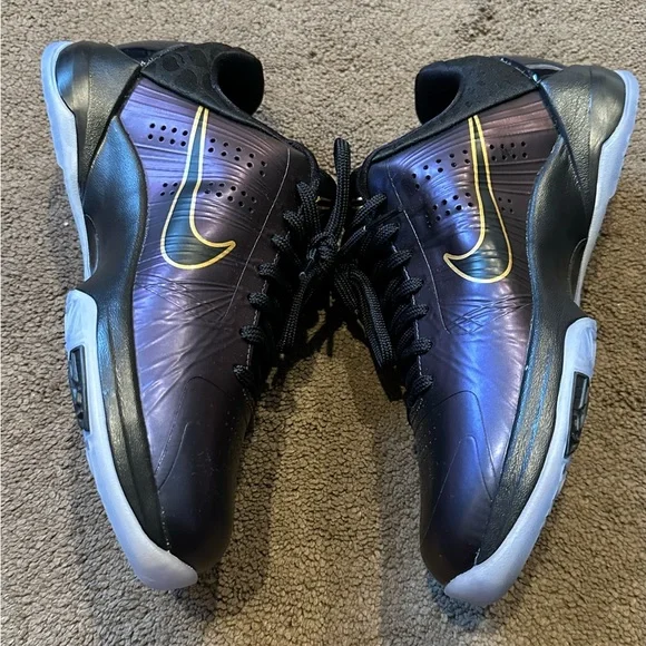 Nike Kobe V Boy’s Black and Gold Athletic Shoes - New never worn in box - Picture 4 of 9